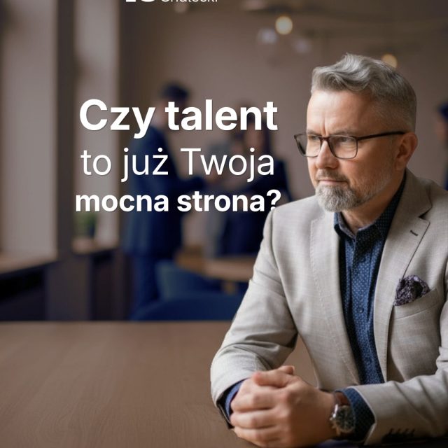 Czy talent jest już mocną stroną?

Nie.

Talent to potencjał.

Mocną stroną staje się dopiero wtedy, gdy zaczynasz go świadomie rozumieć i używać w praktyce.

Z raportu Gallupa możesz dowiedzieć się, że masz naturalny talent do działania, budowania relacji albo strategicznego myślenia.

To może być bardzo ważne odkrycie.

Ale samo odkrycie jeszcze niewiele zmienia.

Możesz mieć talent do działania — i nadal brać na siebie za dużo spraw.

Możesz mieć talent do relacji — i nadal doświadczać ich braku albo przeciążenia odpowiedzialnością za innych.

Możesz mieć talent strategiczny — i nadal widzieć wiele możliwych dróg, ale zbyt długo nie wybierać jednej konkretnej decyzji.

Dlatego praca z talentami nie polega tylko na tym, żeby poznać swój wynik.

Chodzi o to, żeby zobaczyć, jak Twoje talenty naprawdę działają w codziennym życiu: w decyzjach, pracy, relacjach.

17 lipca w Białymstoku poprowadzę kolejną edycję warsztatu o talentach według Gallupa.

Jeśli chcesz lepiej zrozumieć swój sposób działania i zacząć korzystać z talentów bardziej świadomie — zapraszam.

tu możesz zdobyć bilet https://fb.me/e/1ZILFlCD05