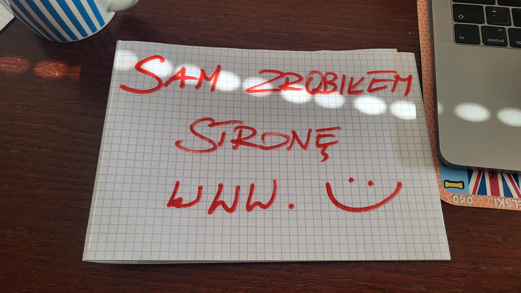 Sam zrobiłem stronę www. Bez szablonu, od podstaw.

Kiedyś, gdyby ktoś mi powiedział "zrobisz stronę www z zapisami, zgodami marketingowymi, integracją z mailingiem i panelem administracyjnym — sam, bez programisty i szablonów" — powiedziałbym: nie da się. 

I właśnie o to chodzi.

Bo kiedy słyszę od kogoś "nie da się" — pierwsze, co mówię, to: "a skąd wiesz, sprawdziłeś?" Ja też tak myślałem. O niejednej rzeczy.

To nie jest post o stronach internetowych. To dowód na to, czym się zajmuję na co dzień: pomagam liderom zobaczyć, że bariera, którą czują, jest często przekonaniem — nie faktem. A przekonania da się zmienić, jeśli wiesz, na jakich swoich zasobach (talentach) możesz się oprzeć.

👉 [link do strony w pierwszym komentarzu]

Dajcie znać, co widzicie — dobre i złe. Naprawdę chcę wiedzieć.